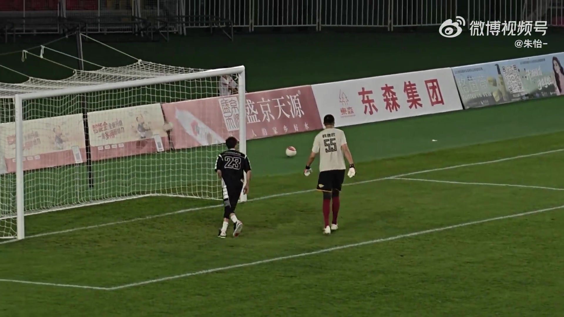 足彩网-守门员韩德君直接拒绝了郭艾伦的射门 然后大韩送上贴脸摇手指