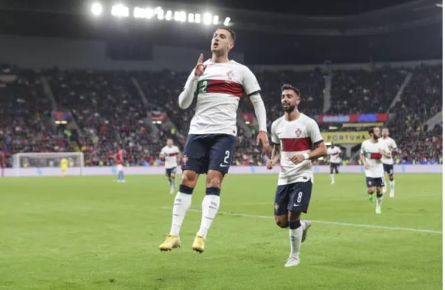 1664055705511068160.png 达洛特梅开二度 客场4球胜捷克 葡萄牙成小组第一