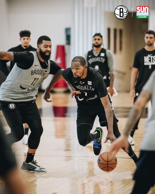 1664330295544045205.jpg 足彩网-纳什:KD想让我下课的报道并不准确 家人也会争吵