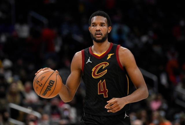 1663244420652044146.png 中国足彩网-25岁以下选谁建队?NBA高管:东契奇全票 吹扬暴跌