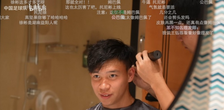 中国足彩网比分直播-今日趣图：你还真别说🤓把王钰栋头发遮住，真变成姆巴佩了