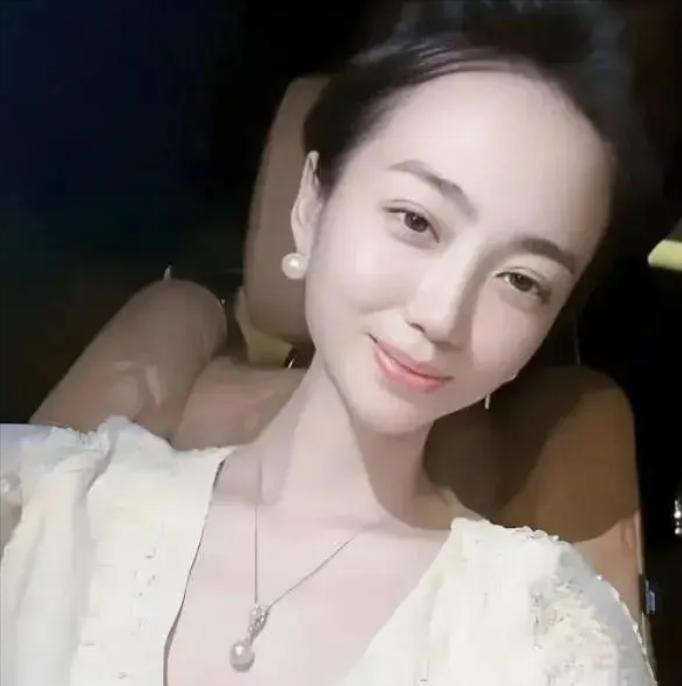 许家印被捕倒台后，恒大歌舞团长白珊珊，居然嫁给了这个男人