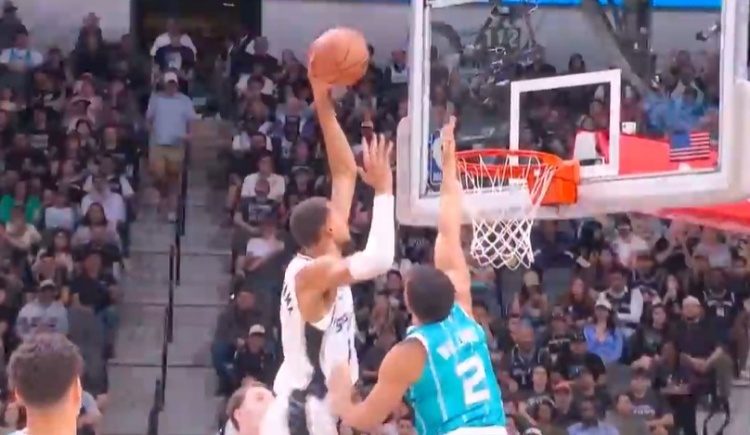 中国足彩网比分直播-我只是微微一笑~文班亚马单打格威 转身蹦起左手单臂隔扣很轻松！