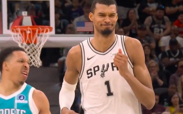 中国足彩网比分直播-我只是微微一笑~文班亚马单打格威 转身蹦起左手单臂隔扣很轻松！