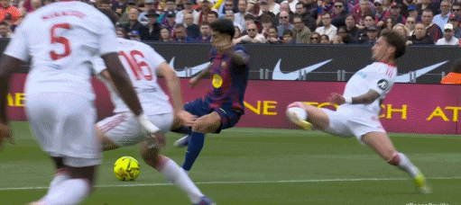 中国足彩网-半场：巴萨3-1塞维利亚，拉菲尼亚点射双响，奥尔莫破门