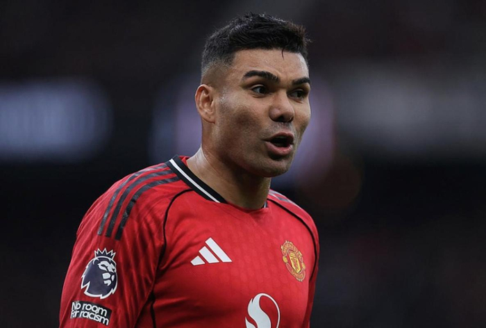 中国足彩网比分直播-泪目名场面！卡塞米罗妻子被球迷挽留哭红眼，温情告别曼联|皇家马德里|梅努|离队|赛季|合同_新浪体育_新浪新闻